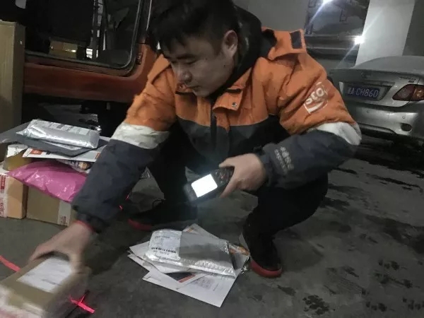 快遞師傅：就是路再滑，也要把每一件包裹送達