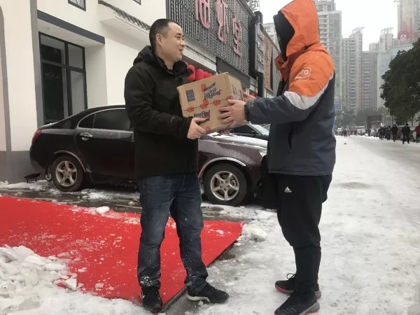 快遞師傅：就是路再滑，也要把每一件包裹送達