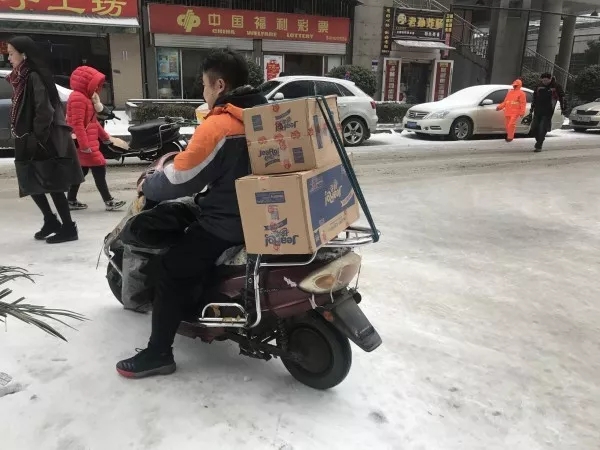 快遞師傅：就是路再滑，也要把每一件包裹送達